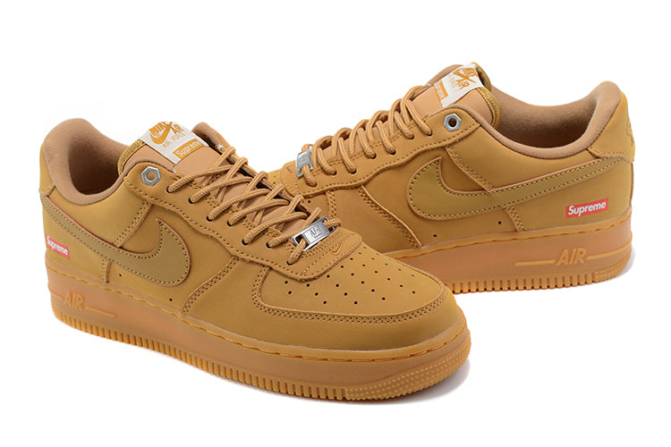 Tênis - Supreme x Nike Air Force 1 Low - Flax