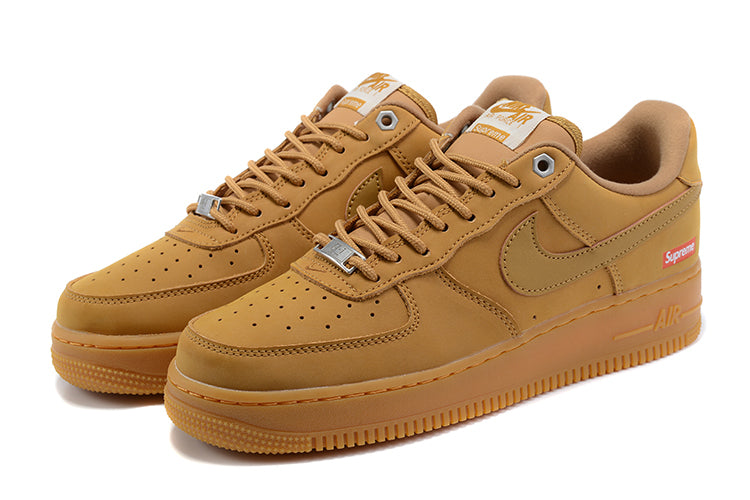 Tênis - Supreme x Nike Air Force 1 Low - Flax